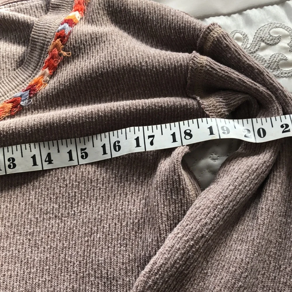 ☘️ Host Pic☘️ We The Free sweater/top embroidered cuffs and neckline Size Small - Picture 3 of 7